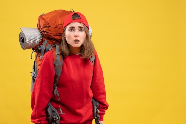 Vue avant confus femme voyageur avec sac à dos à l'avant