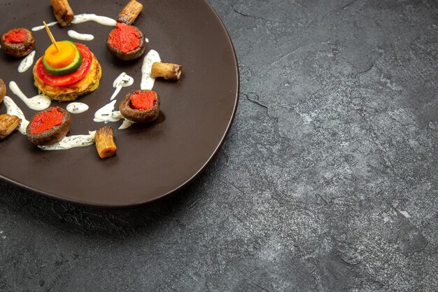 Photo gratuite vue avant des courges cuites repas conçu à l'intérieur de la plaque sur l'espace gris