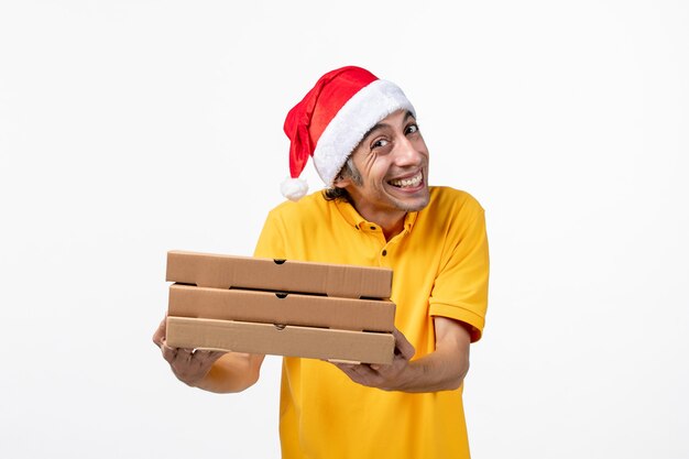 Vue avant de courrier masculin avec des boîtes à pizza sur un mur blanc prestation de services uniforme