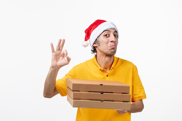 Vue Avant De Courrier Masculin Avec Des Boîtes De Pizza Sur L'uniforme De Travail De Livraison De Service De Mur Blanc