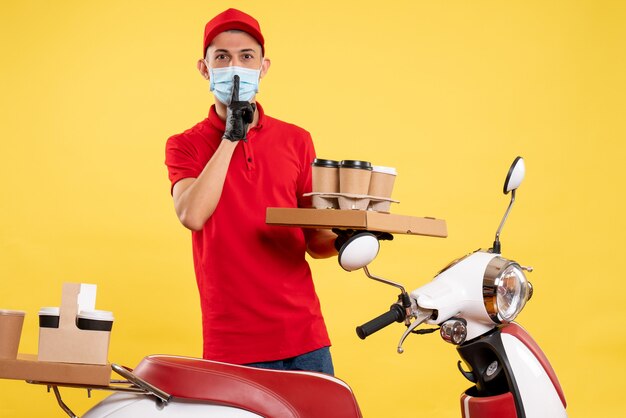 Vue avant de courrier masculin en uniforme avec café et nourriture fort sur jaune service pandémie travail de couleur virus covid travail