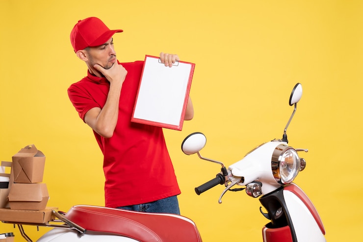 Photo gratuit vue avant de courrier masculin en uniforme rouge sur la livraison de travail jaune couleur travail travailleur de service de vélo