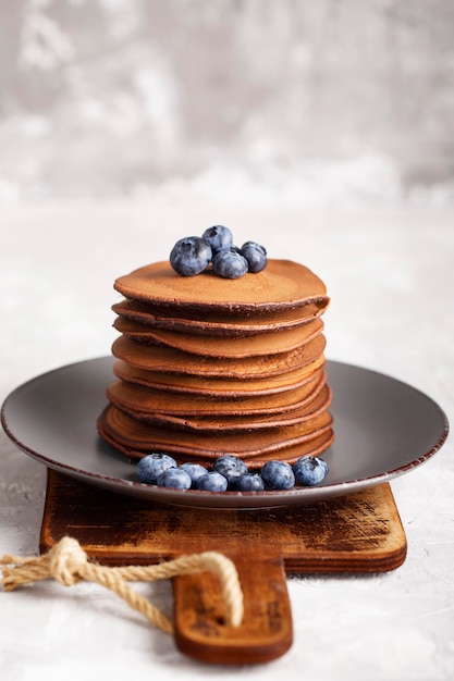 Vue avant des crêpes sucrées sur assiette