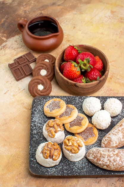 Vue avant des crêpes sucrées avec des gâteaux et des cookies sur un bureau en bois