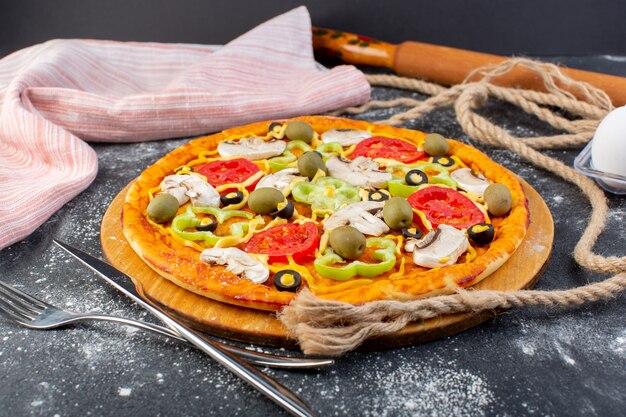 Vue avant de la délicieuse pizza aux champignons aux tomates olives champignons avec des cordes sur la surface grise
