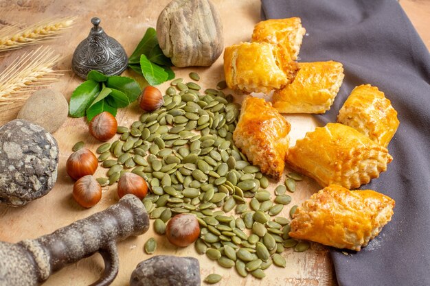 Vue avant de délicieuses pâtisseries aux noix pour le thé sur une table brune pâtisserie gâteau sucré