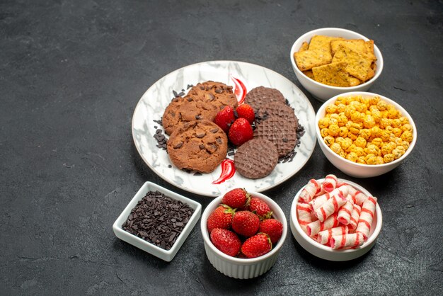 Vue avant de délicieux biscuits au chocolat avec des collations