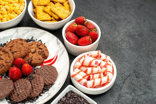 Vue avant de délicieux biscuits au chocolat avec différentes collations