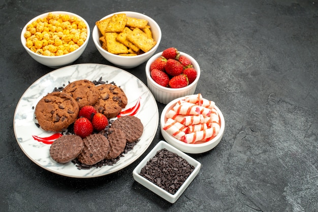 Vue avant de délicieux biscuits au chocolat avec différentes collations