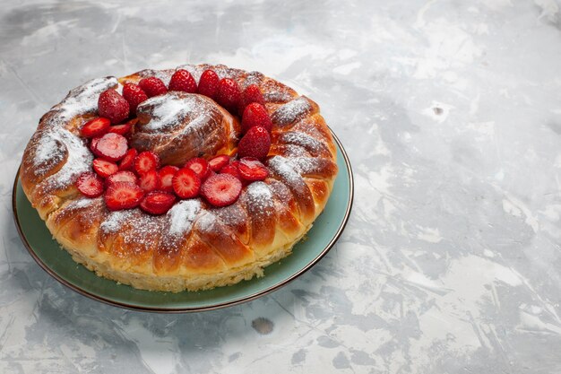 Vue avant délicieux gâteau en poudre de sucre tarte aux fraises sur une surface blanche