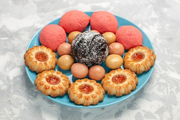 Vue avant de délicieux gâteaux roses avec des biscuits et un gâteau au chocolat sur une surface blanche biscuit gâteau au sucre sweet pie tea