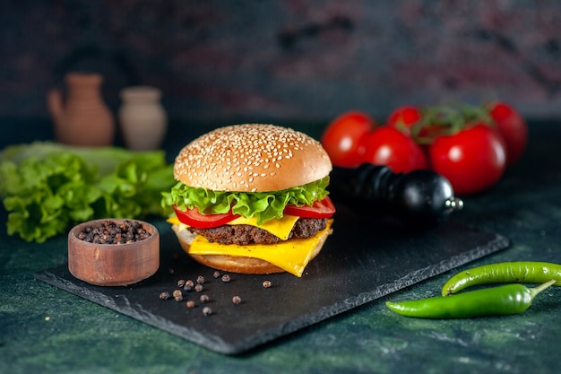 Vue Avant De Délicieux Hamburger De Viande Aux Tomates Rouges Sur Fond Sombre