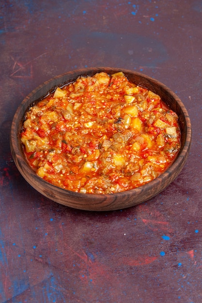 Vue avant de délicieux légumes cuits tranchés avec de la sauce sur fond sombre sauce alimentaire soupe repas légumes