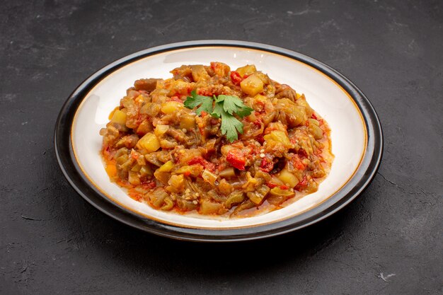 Vue avant de délicieux repas de légumes plat cuit en tranches à l'intérieur de la plaque sur fond gris repas sauce alimentaire soupe dîner légumes