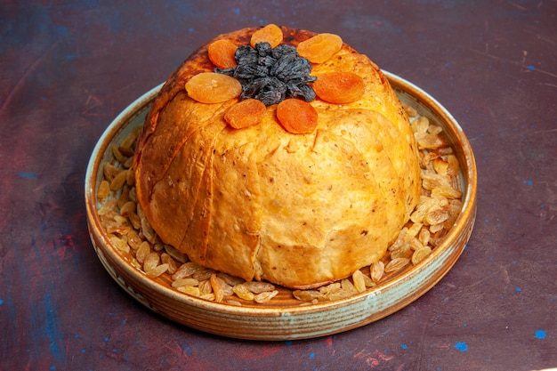 Vue avant de délicieux repas de riz cuit shakh plov avec des raisins secs sur le fond sombre de la pâte à repas cuisson du riz alimentaire