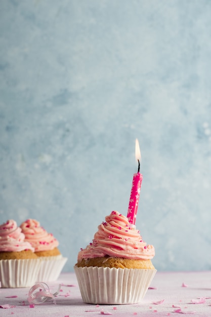 Vue avant du cupcake d'anniversaire avec copie espace et bougie allumée