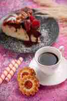 Photo gratuite vue avant du gâteau au chocolat aux fraises avec tasse de thé et biscuits sur le bureau rose biscuit sucré au sucre