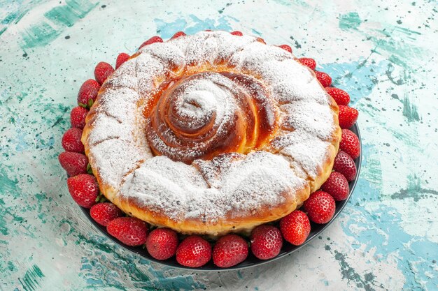 Vue avant du gâteau en poudre de sucre avec des fraises rouges fraîches sur la surface bleu clair gâteau biscuit tarte cuire le sucre biscuit sucré