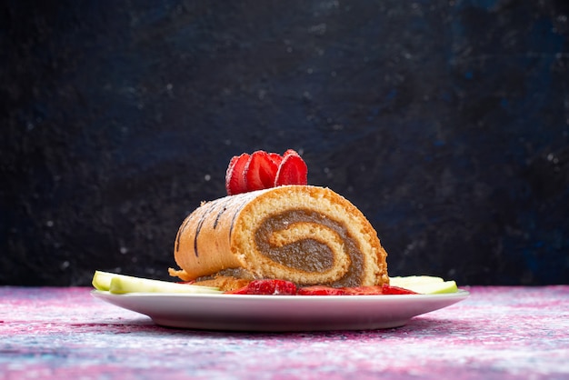 Photo gratuite vue avant du gâteau de rouleau avec des fruits à l'intérieur de la plaque blanche sur dark