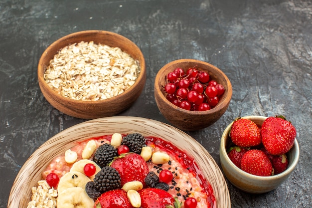 Vue avant du muesli fruité avec des fruits tranchés sur des fruits de santé céréales bureau