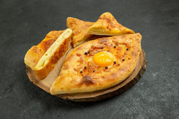 Vue avant du pain aux œufs cuits au four délicieux fraîchement sorti du four sur l'espace gris foncé
