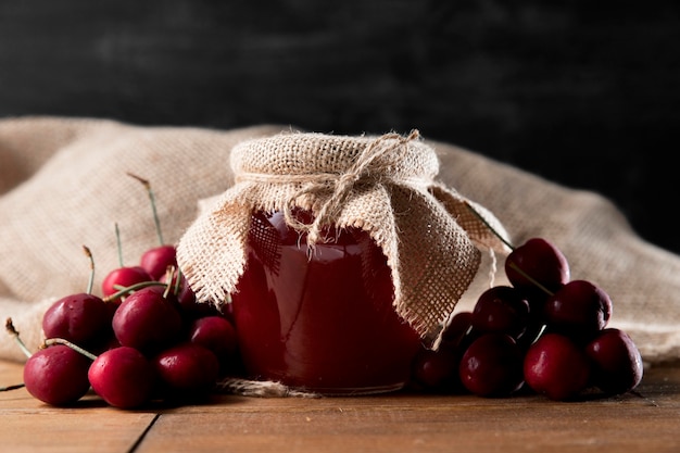 Vue avant du pot de confiture de cerises