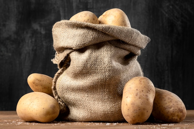 Photo gratuite vue avant du sac de jute avec pommes de terre