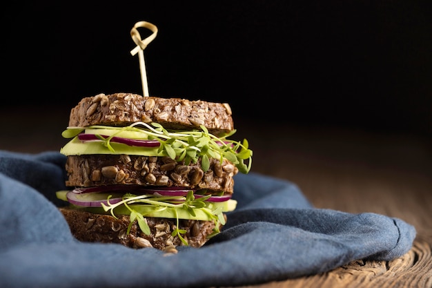 Vue avant du sandwich à salade avec espace copie