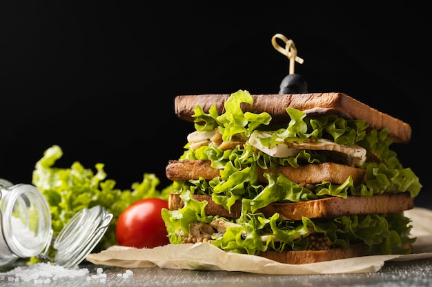 Vue avant du sandwich à la salade à la tomate