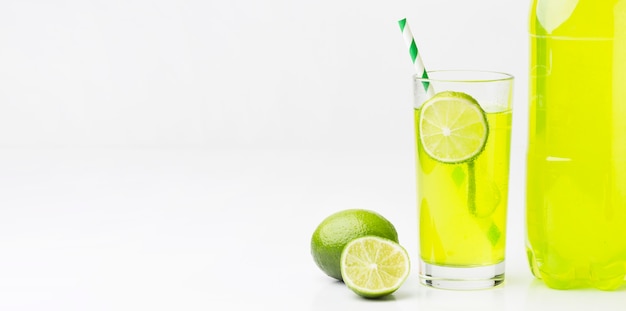 Vue avant du verre avec boisson gazeuse et citron vert