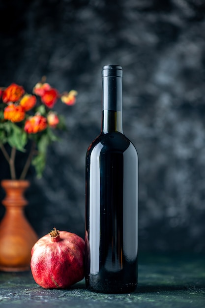 Photo gratuite vue avant du vin de grenade sur le mur sombre boire de l'alcool de fruits bar couleur aigre vin de jus de restaurant