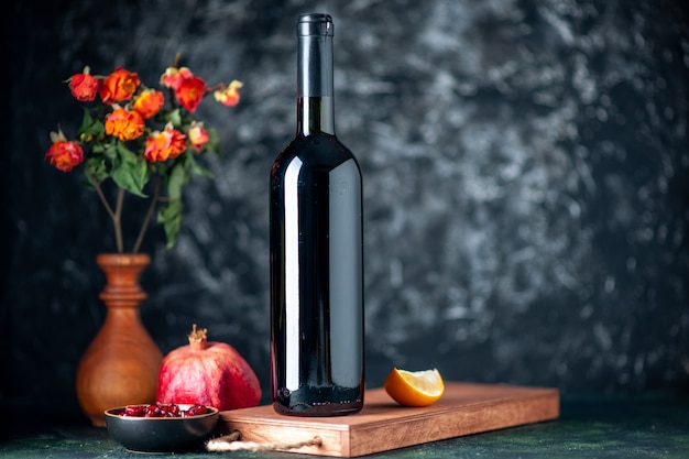 Vue avant du vin de grenade sur mur sombre boire de l'alcool de fruits vin de jus de restaurant couleur aigre