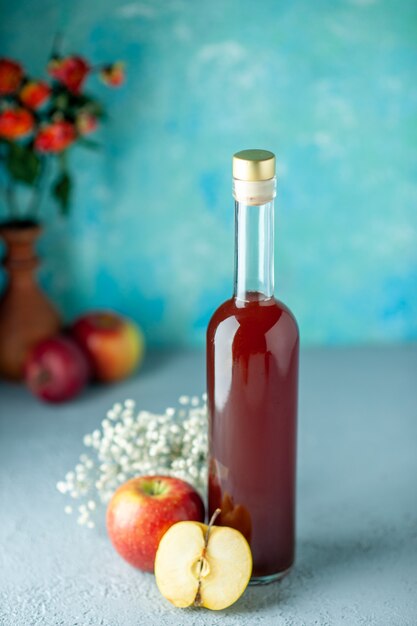 Vue avant du vinaigre de pomme rouge sur le mur bleu boisson alimentaire fruit rouge vin alcool jus de couleur aigre