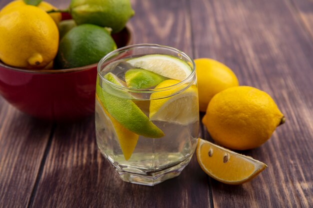 Vue avant de l'eau de désintoxication avec des tranches de citron et de citron vert dans un verre