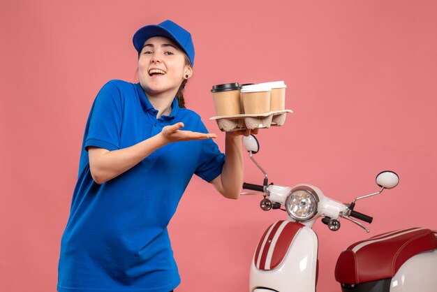 Vue Avant Femme Courrier Avec Livraison De Café Sur Le Travail De Livraison De Travail Rose Vélo Travailleur Uniforme