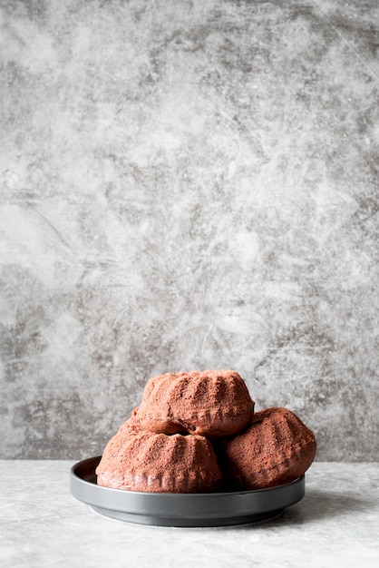 Vue avant des gâteaux au chocolat sur plaque avec copie-espace