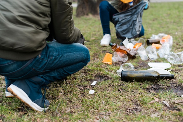 Vue avant des gobelets et bouteilles en plastique