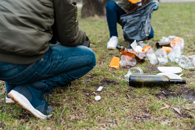 Vue avant des gobelets et bouteilles en plastique