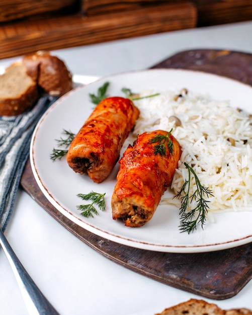 Vue Avant, Haricots De Riz De Viande Avec De Petites Herbes Vertes Sur Le Bureau Et Le Plancher En Bois Brun