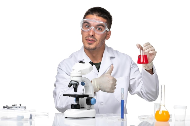 Vue Avant De L'homme Médecin En Costume Médical Blanc Avec Des Lunettes De Soleil De Protection Sur L'espace Blanc