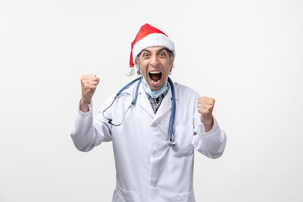 Vue avant de l'homme médecin crier sur le mur blanc virus vacances émotion covid