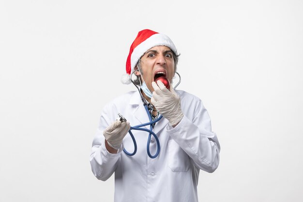 Vue Avant De L'homme Médecin Manger Jouet Sur Mur Blanc Virus Covid Santé Nouvelle Année