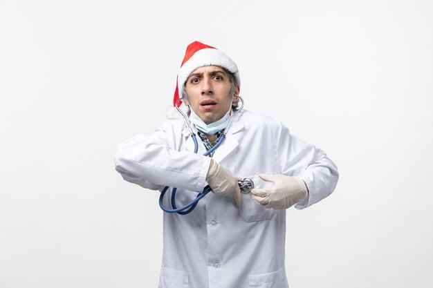 Vue avant de l'homme médecin avec stéthoscope sur fond blanc virus émotions covid health