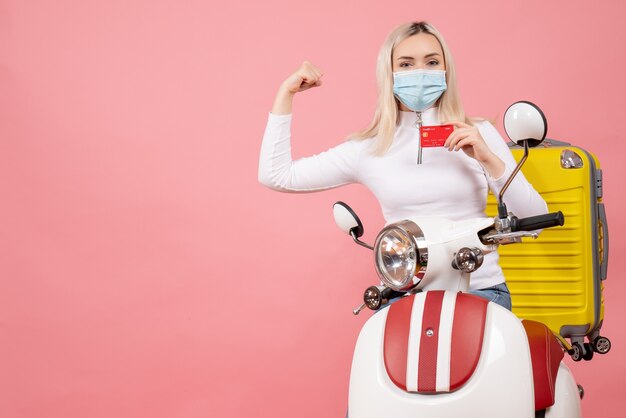 Vue avant, jeune femme, sur, cyclomoteur, à, valise jaune, tenue, carte, projection, muscle bras