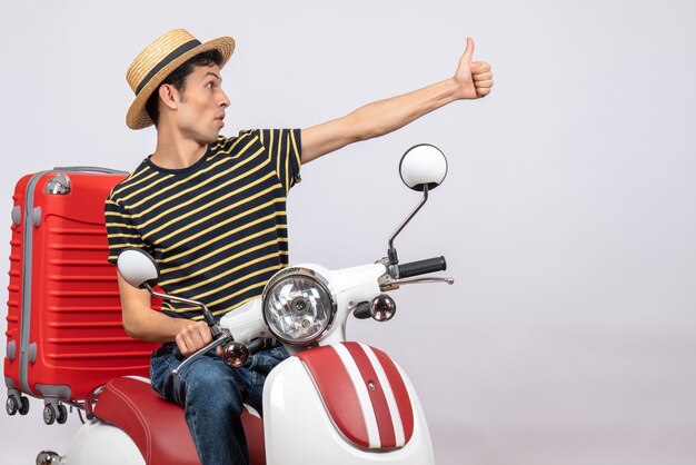 Vue avant, jeune homme, à, chapeau paille, sur, cyclomoteur, abandonner, pouce haut