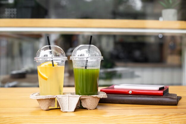 Vue avant des jus de fruits frais pour aller sur la table