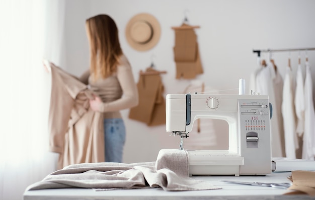 Vue avant de la machine à coudre sur la table dans le studio de couture