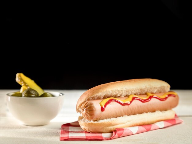 Vue avant minimaliste de hot-dog et cornichons