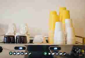 Photo gratuite vue avant de nombreuses tasses et machine à café