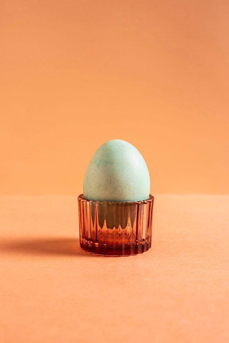 Photo gratuit vue avant de l'oeuf de pâques peint dans le porte-oeuf